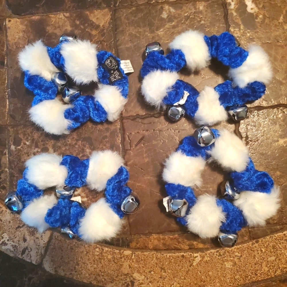 5/25 plush puppies cat blue white round stretchy fluffy collars with bells NWOT